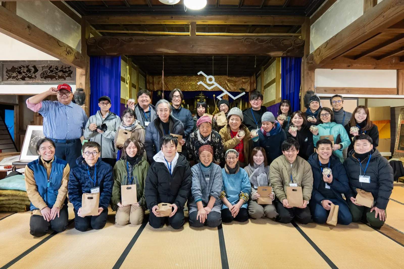 本堂に集まった参加者の集合写真